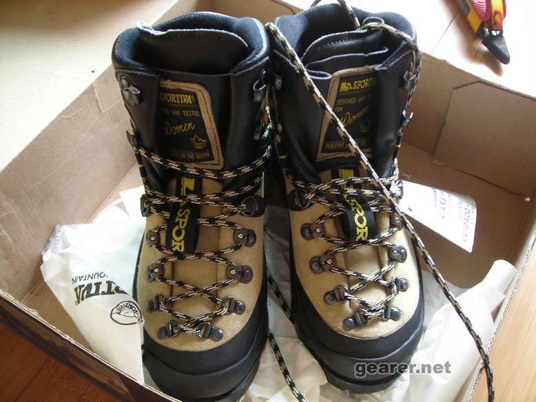 14. LS Makalu 女款登山鞋，可加卡爪，全新，37码。转让价RMB 1500。同上挣扎中。