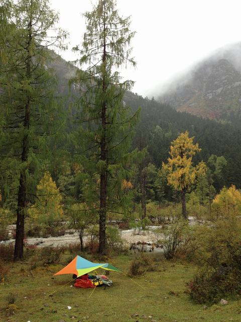 天幕的裁剪决定面料的承载雨水能力