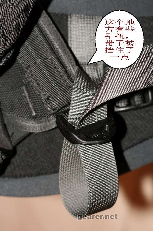 右边的。带子已穿，未收紧