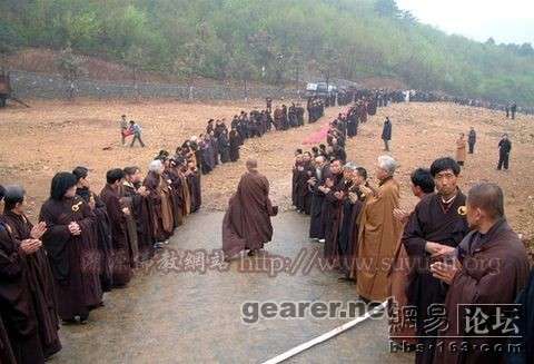 　大悲寺内所有信众为僧人恭敬让路