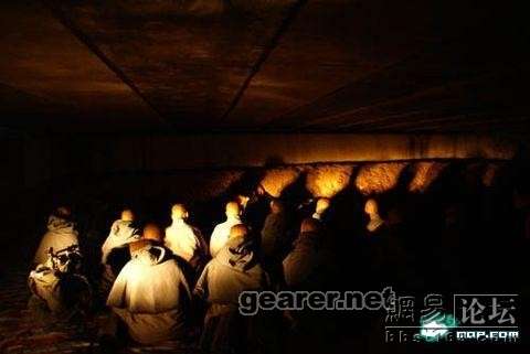 大悲寺僧人在行脚乞食途中不得借宿百姓家中，只能在树下、桥洞及露天过夜。