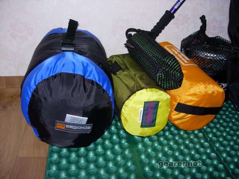 睡袋，睡袋套（黄），Tarp（桔），地布（上面最小的）