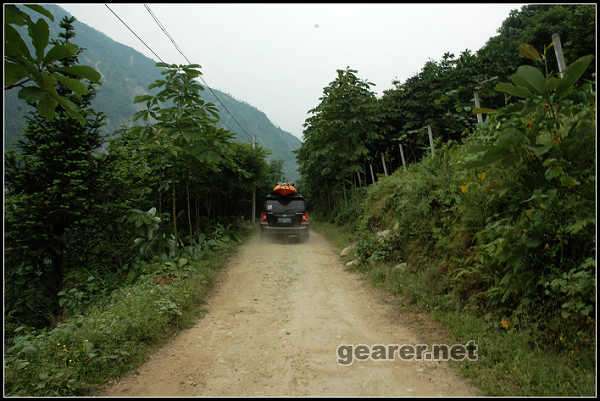 高原大桥过后2公里就是土路了,这里地震破坏也比较严重