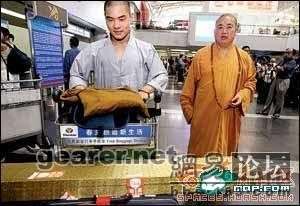 少林寺方丈赴德国观看世界杯决赛（机场安检）