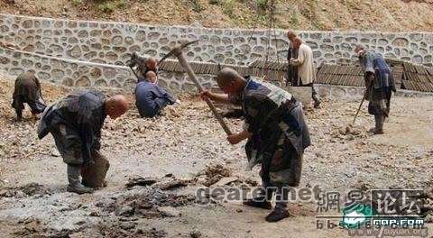 大悲寺僧人身体力行实践佛法，自己动手建寺、修路。