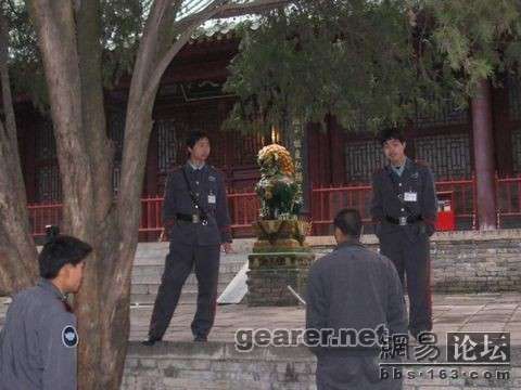 方丈释永信带领下的少林寺，清晨打扫庭院的不再是僧人，而是花钱雇来的保洁员；所谓的“武林圣地”竟然 ...