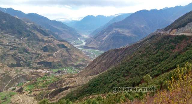 出二郎山隧道后，望向泸定方向