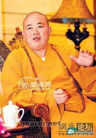 养尊处优，衣着鲜亮的少林寺方丈释永信