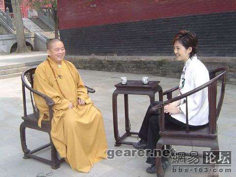 少林寺方丈释永信接受采访，看看这个眼神,还象个出家僧人吗?
