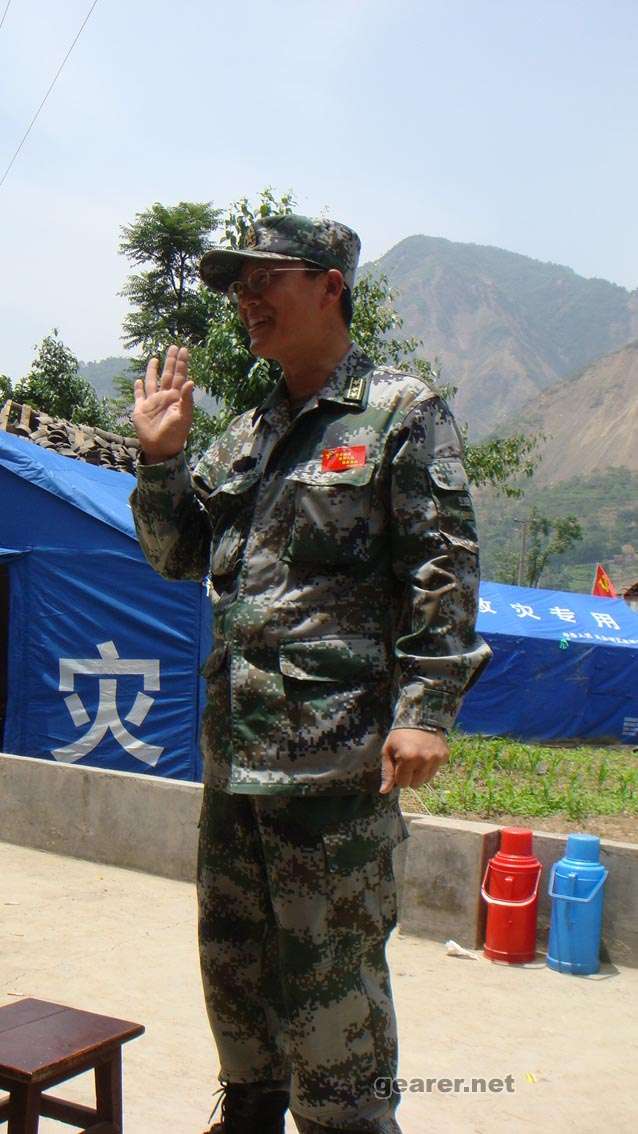 某部政委率先穿上了新式夏季作训服