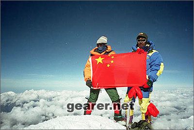 仁纳和吉吉登顶珠峰.jpg
