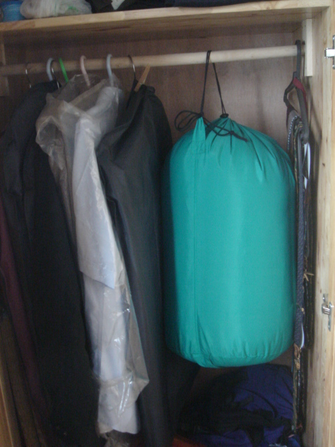睡袋储存袋悬挂在衣柜