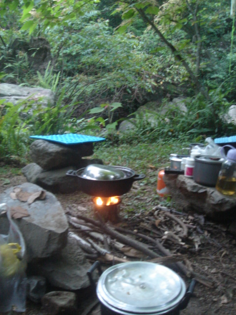 周六在山里，煮晚饭前先把2斤肉用水煮熟，一半当餐吃，另一半留作次日周日午餐，结果保留的肉由于没有装在饭 ...