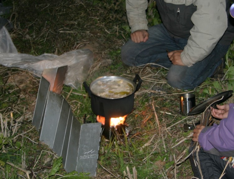 野外炖鸡汤中...